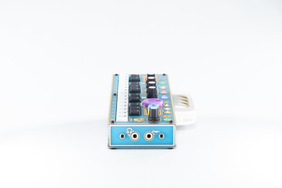 Right side panel (Audio input and ouput) view of Treasure Island CHOMPI: lagoon blue